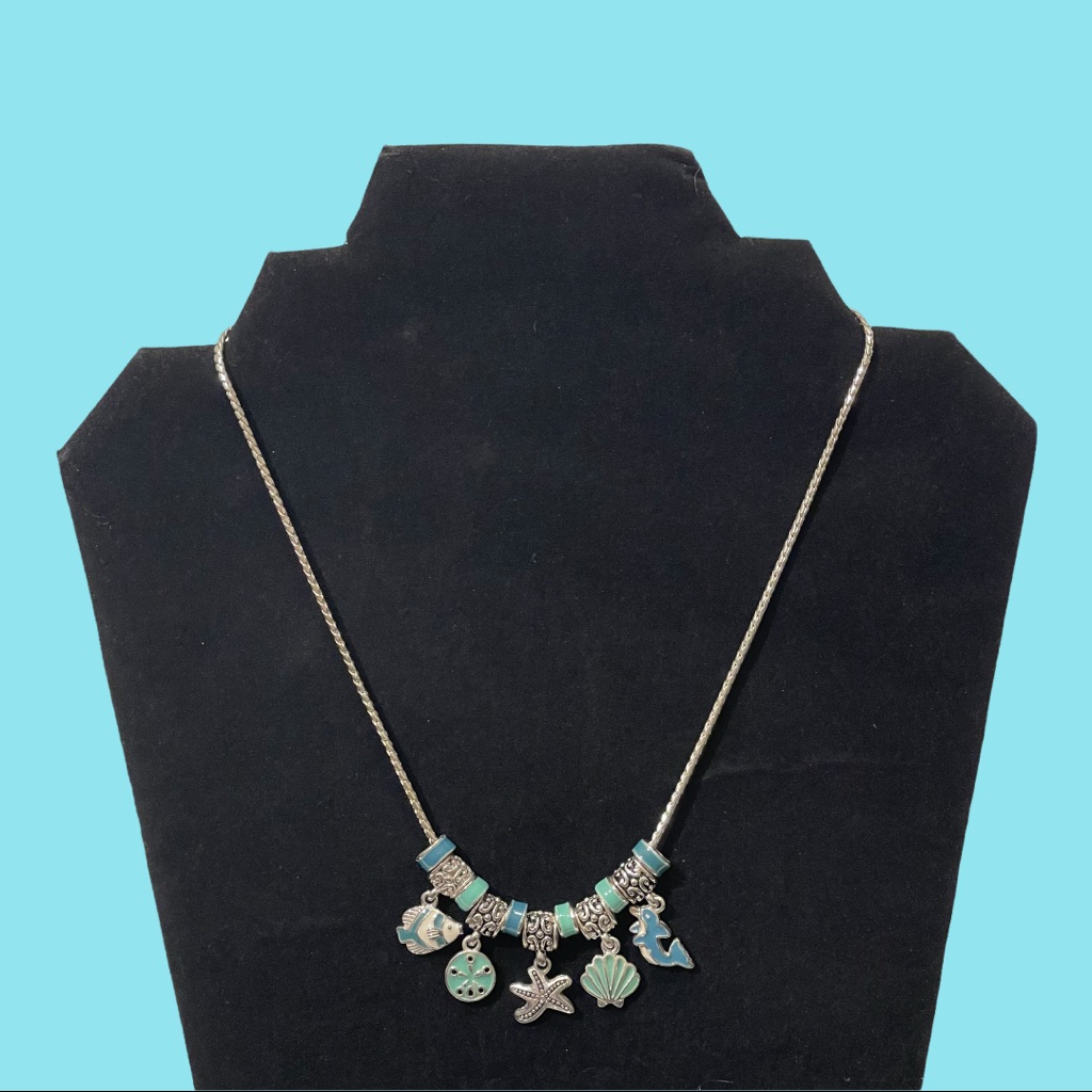 Vintage Cookie Lee Beach Charm Silvertone Necklace 16$